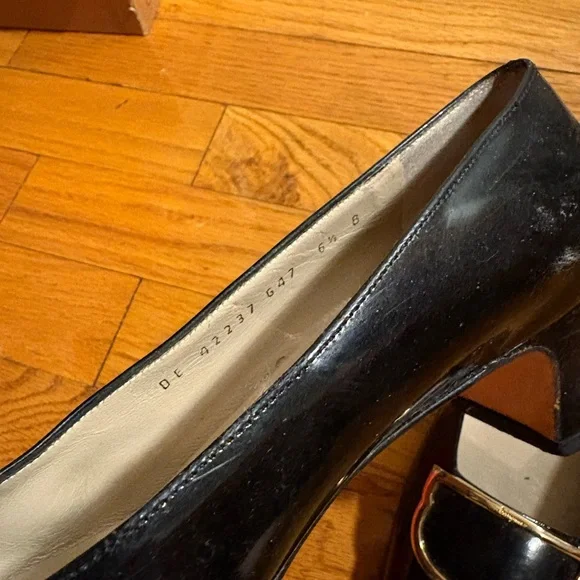 Vintage Ferragamo Pumps 6.5 B Black Gold Hardware Italy - Picture 3 of 10